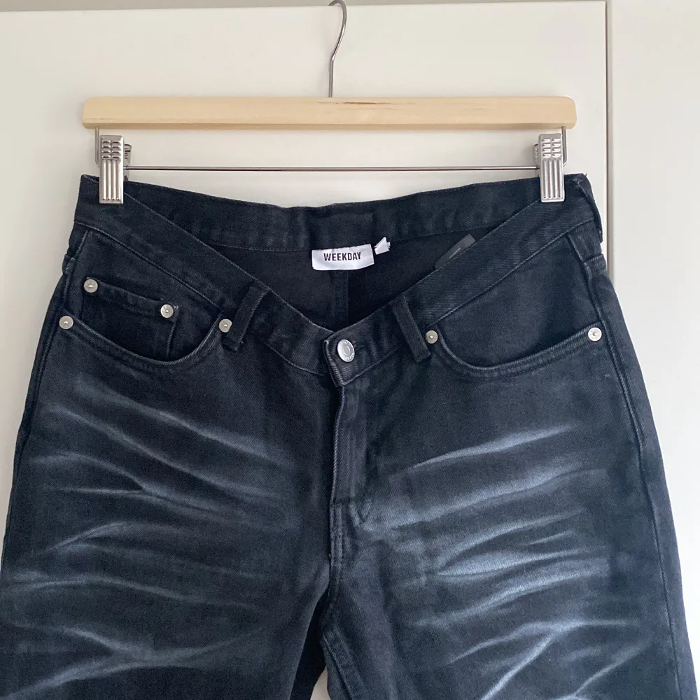Så coola jeans från weekday någon limited collection, low waist med lite V shape i midjan, super flattering, extra långa ben, straight leg. . Jeans & Byxor.