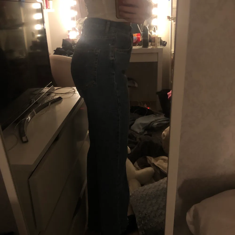 Typ helt nya jeans. 100kr + frakt. Är 177 lång och de är rätt lagom långa på mig . Jeans & Byxor.