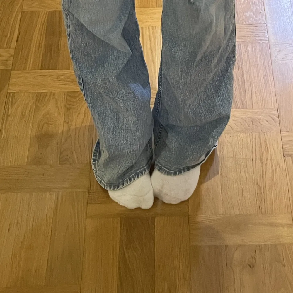 Super fina lågmidjade jeans ifrån hm som knappt är andvända då dom är lite stora för mig!🥰. Jeans & Byxor.