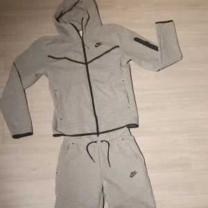 Nike tech fleece set - Nike the fleece byxor och kofta. Använd en gång, skriv privat för fler bilder. 