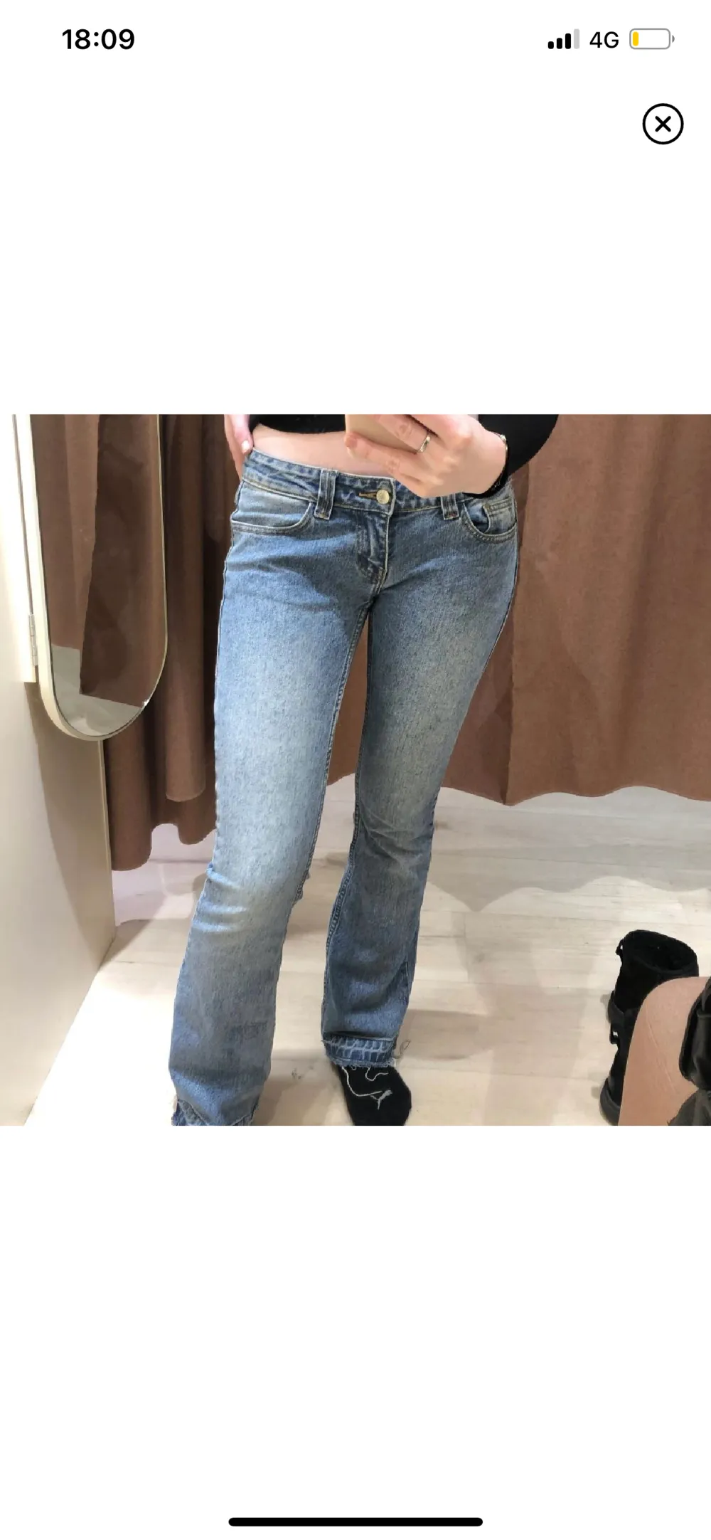Jättefina brandy melville jeans som är one size (skulle säga en lite mindre S) säljer då de sitter lite tajt på mig. Dem är uppsprättade och jag skulle säga att dem passar nägon som är 155-163 ca. Lånade bilder men mina ser exakt likadana ut❗️. Jeans & Byxor.