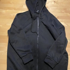 Svart oversized huvtröja - En svart oversized huvtröja. Snörerna är lite slitna 