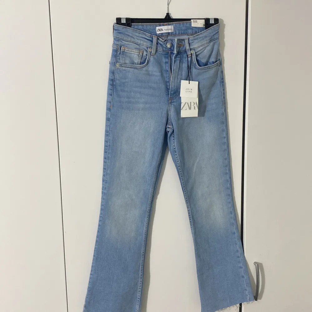 En skit snygg zara jeans som är aldrig använda, köpte för 259 och säljer för 150kr. Jeans & Byxor.