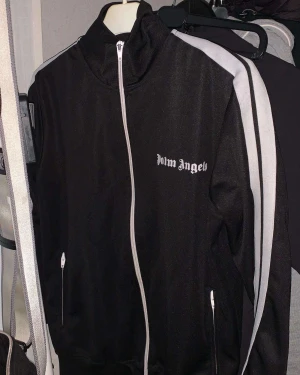 palm angels tröja  - säljer nu min palm angels tröja mycket fint skick! kan mötas upp!