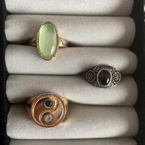 Ringar  - Den guldiga är lite sliten så säljer billigt, köp alla 3 för billigare pris 