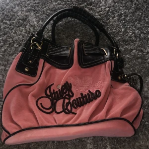 Juice couture väska  - Väska köpt i usa för 5 år sedan helt oanvänd ,vintage juice couture.
