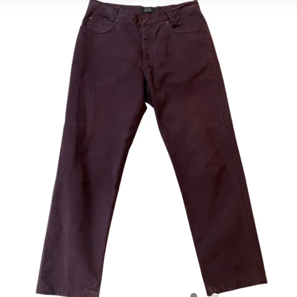 Versace byxor i vinröd färg. Storlek 33 passar även 32-34. Jeans & Byxor.