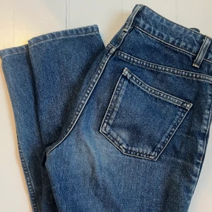 Topshop Mom Jeans - Momjeans från Topshop, W25, L32 Jättefint passform! Välanvända 😊 Kan mötas i Stockholm city/  köparen betalar frakt 🫶 