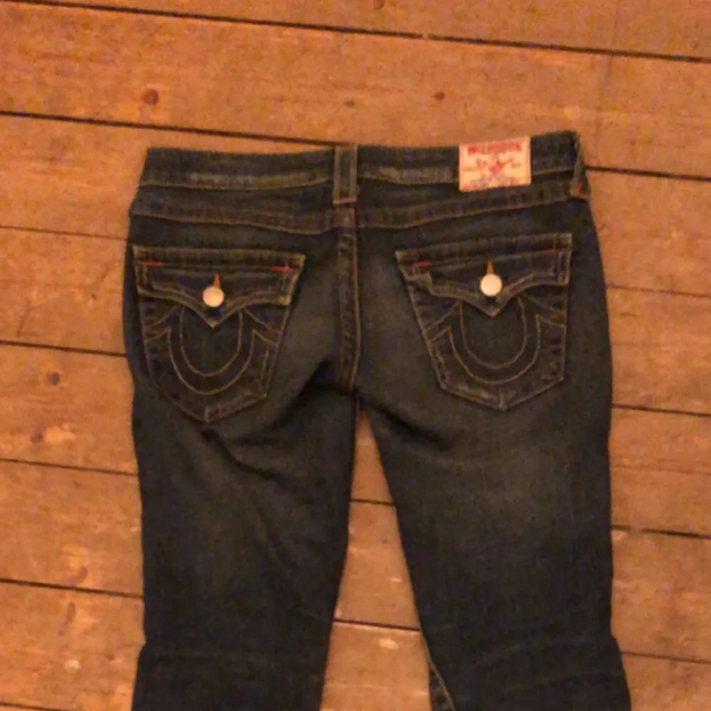 Fina lågmidjade bootcut trueys som knappt är användna. Det är storlek 27 Priset kan diskuteras såklart. Jeans & Byxor.