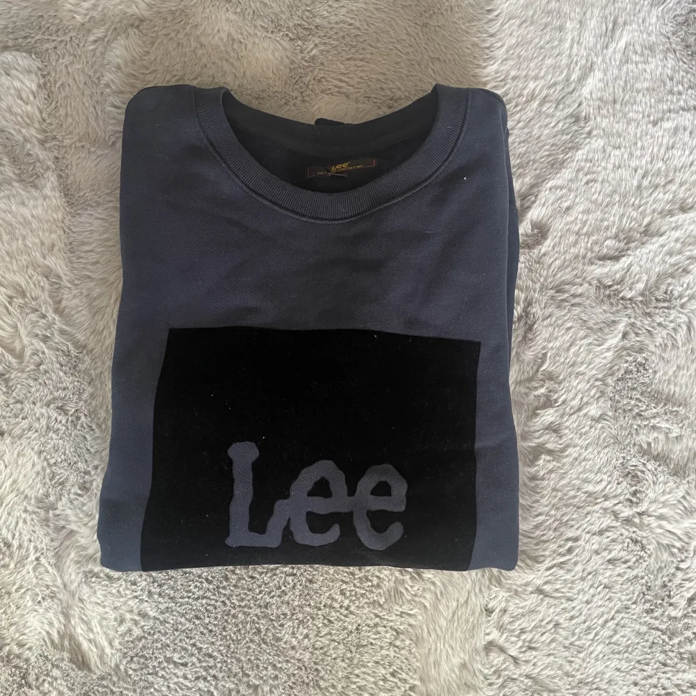 Sweatshirt från Lee som aldrig använts den har bara hängt i garderoben pga inte passat mig . Hoodies.