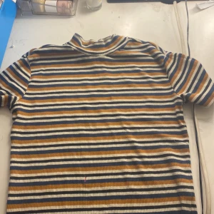 Den har en minimal fläck på som knappt syns. 170strlk - En randig t-Shirt