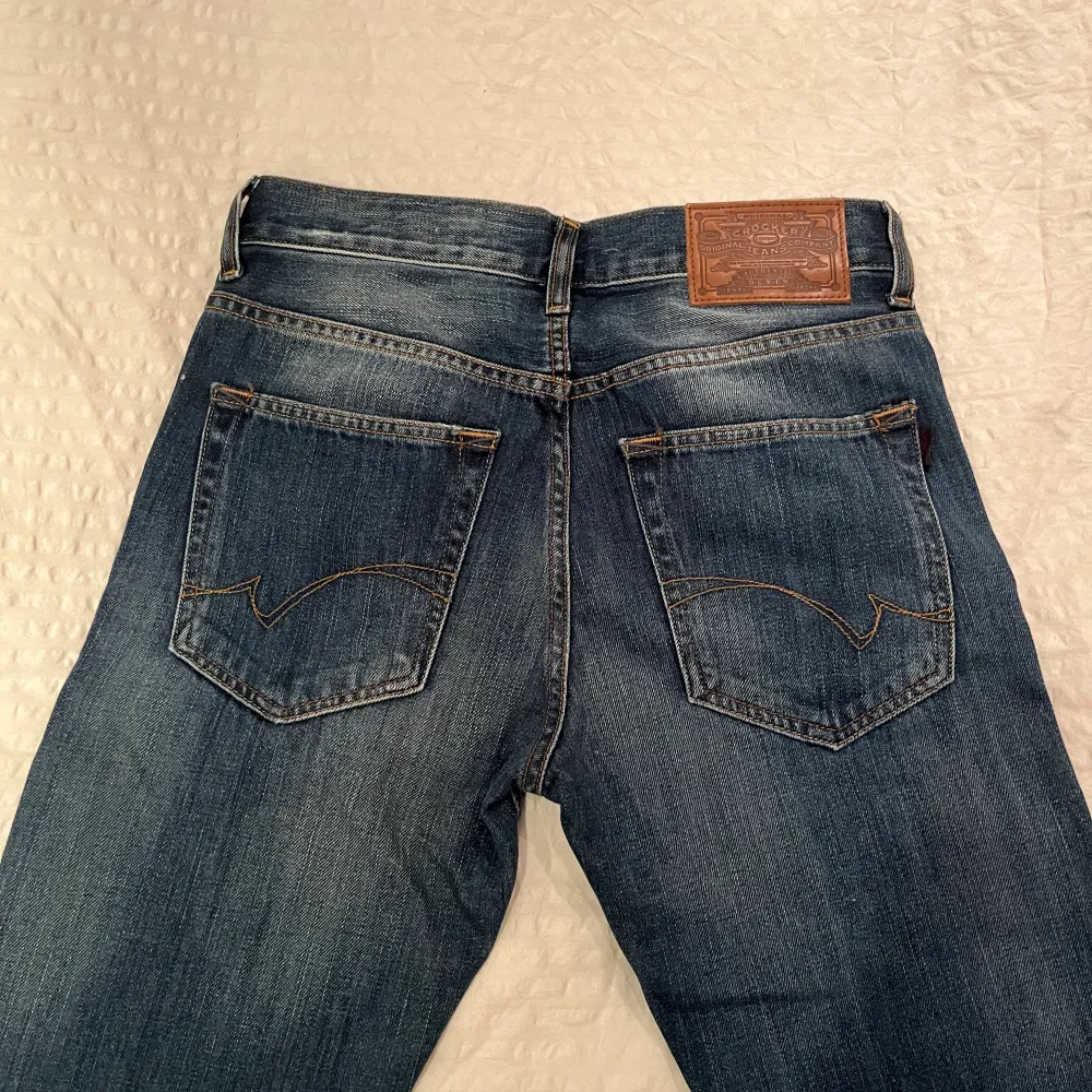 Ett par jättefina jeans från crocker i storleken 28/30 men skulle säga att det motsvarar XS. Dom är köpta på plick men passade tyvärr inte så säljer vidare dom. De är i jättefint skick💗💗. Jeans & Byxor.