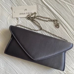 Balväska  - Balväska från Anna Field  Aldrig använd  Säljer matchande balklänning till 