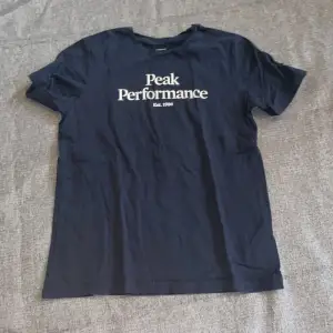 En helt ny peak t-shirt i färg marinblå i storlek 160