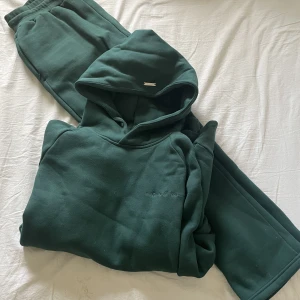 Mjukis set - Ett set från ”manier de voir” Storlek M Knappt använt  Raka snygga byxor med huvtröjor utan snören.  Nypris 1699kr Begagnat pris 589kr Passar dig mellan 180-190cm