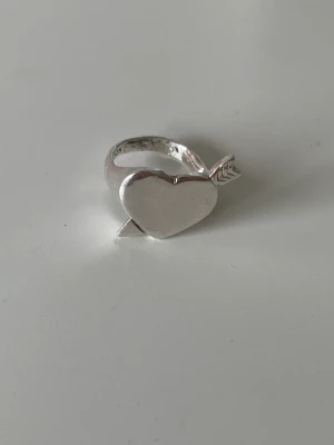 Lottahasselblad ring - Säljer min ring aldrig andvänd från lottahasselblad! Kan gå ner i pris vid snabb affär!nypris är 950