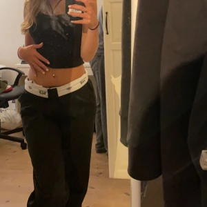 Dickies 874 -  Säljer Dickies byxor, herr men passar väldigt bra på dam också. Fint skick , jag är 164 och dom sitter bra på mig i längden. 