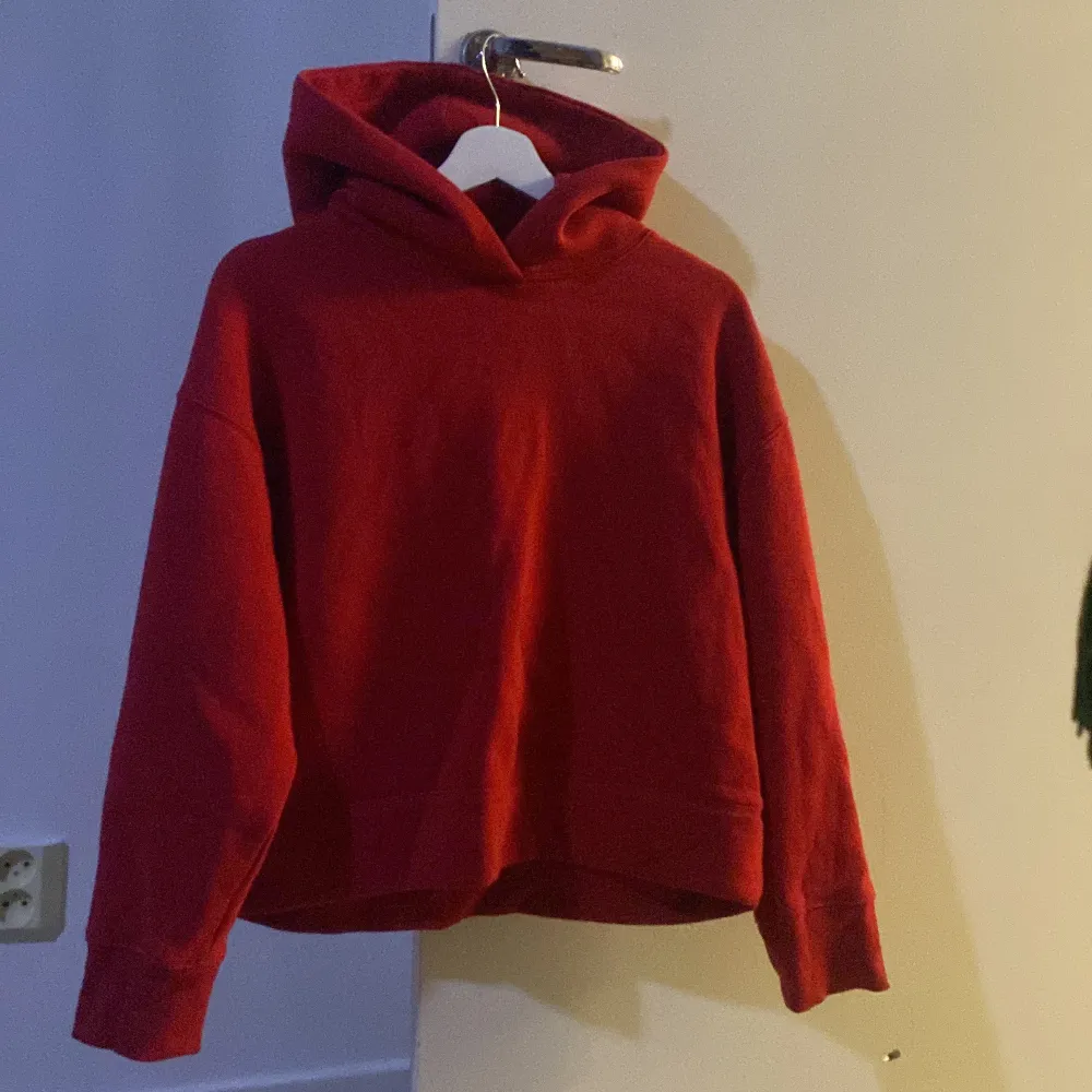Säljer den här hoodien från Zara. har använt den en gång och varför jag säljer den är för att jag själv inte tycker jag passar i rött. . Tröjor & Koftor.