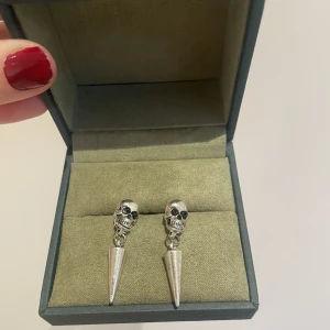 Örhängen  - Säljer dessa jättefina örhängena Skiv för frågor eller funderingar ❤️❤️