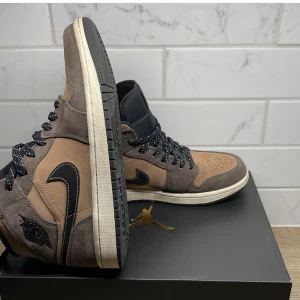 Air jordan 1 mid Earth tone  - Air Jordan 1 mid Earth Tone  Original pris: 2800 kr  Bra skick , inte anvädna ofta  Kvitto & skokartong finns 