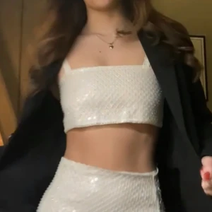 Glitter topp - Superfin och festlig topp ifrån pull&bear. Storleken är xs och sitter bra på mig som vanligtvis när en xs☺️