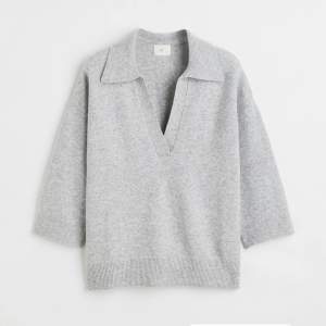 Säljer denna snygga gråa stickad kortärmad tröja från HM som är använd fåtal gånger i storlek S.  Köparen står för frakten.