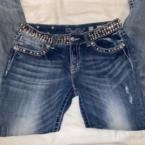 Miss me jeans - Ett par fina miss me jeans med diamanter runt midjan, säljer åt min flickvän! 