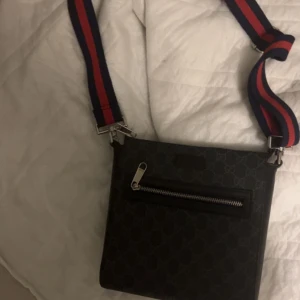 Gucci Messenger bag - Hejsan, säljer nu min Gucci Messenger bag köpt i somras via blocket, jätte fint skick inga revor eller nåt i lädret! Dock saknas tyvärr låda, fler bilder går & lösa vid intresse