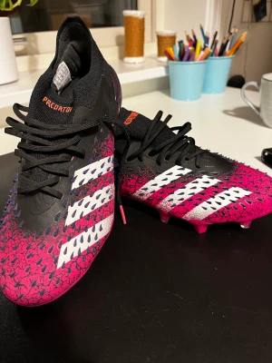 Fotbollskor, Adidas predator freak.1 demonskin - Fotbollskor i storlek 38, kartong finns ej. Aldrig använda pga fel storlek. Priset går att diskuteras. 