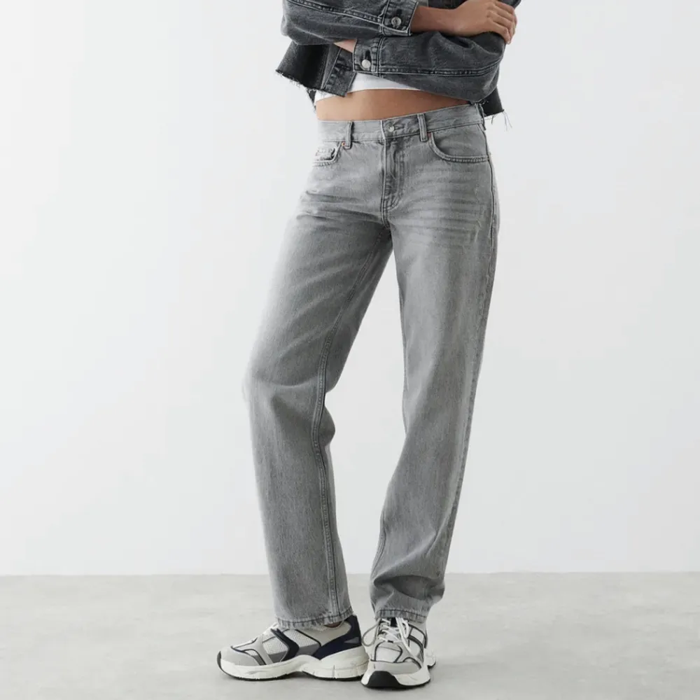 Lågmidjade jeans från Gina Tricot, säljer pga används ej. Skriv för egna bilder💓. Jeans & Byxor.