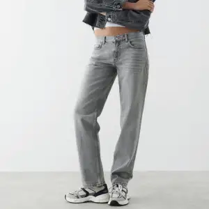 Lågmidjade jeans från Gina Tricot, säljer pga används ej. Skriv för egna bilder💓