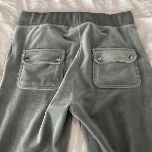 Juicy byxor - (Kan tänka mig byta) Säljer mina fina gröna juicy byxor i riktigt bra skick. Inga skador, köpta i augusti 2022 men har använt kanske 3-4 gånger.💞