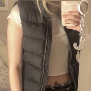 Tommy hilfiger Väst - Säljer en jätte snygg väst från Tommy hilfiger, i storlek M , skicket är jättebra köptes för 1000kr säljs för 300kr+frakt säljs för så billigt för vill bli av med den då jag inte använder🫶🏻