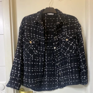 Tunn jacka - Säljer min fina tunna jacka / kappa, pga den ej kommer till användning.✨✨Måste lägga till att den sitter mycket finare på💓💓