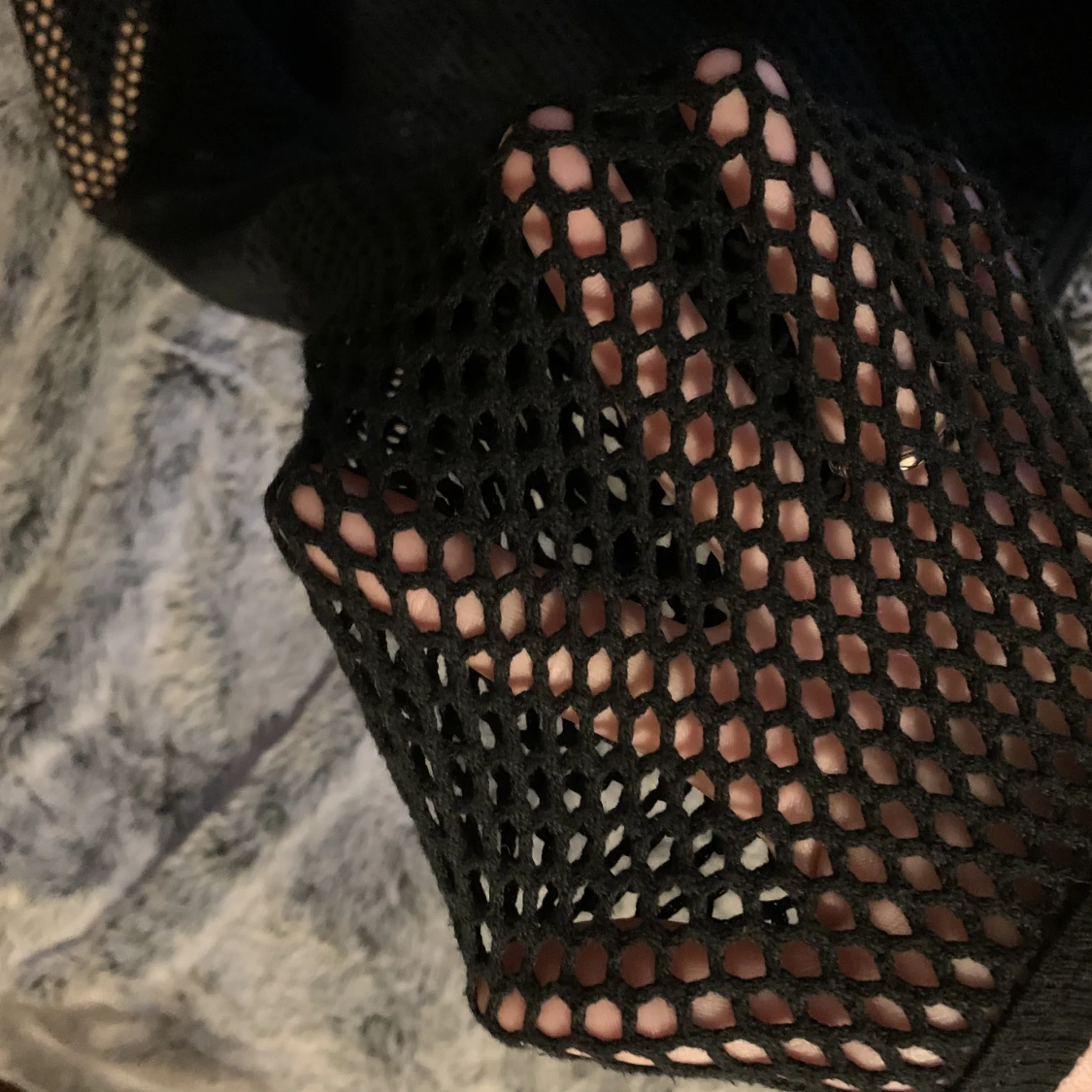 Nättröja med hål och säkerhetsnålar - 91