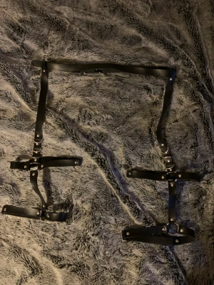 Läder strumpeband - Läder strumpeband/garters med metall detaljer. Midjan går att justera.