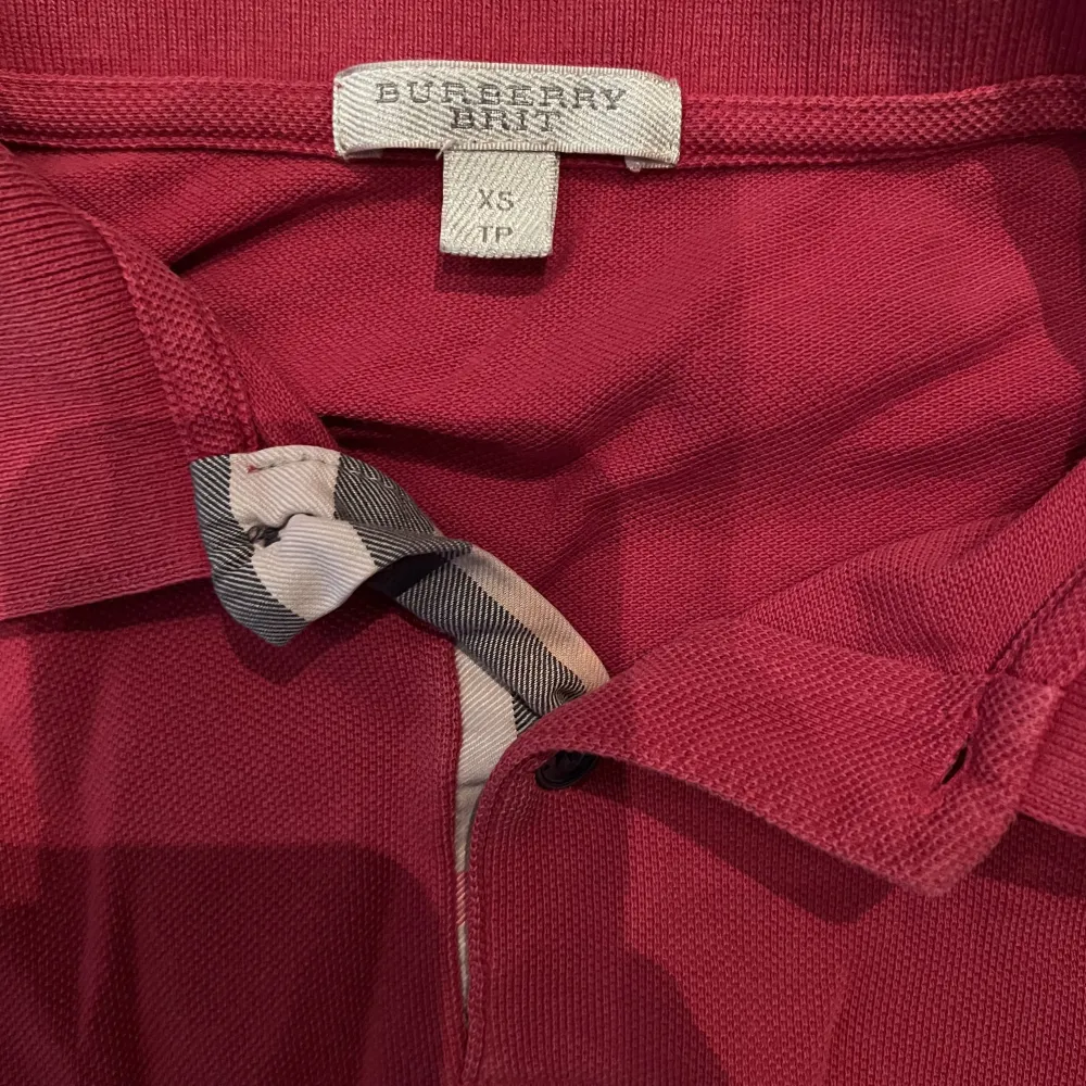 Röd Burberry piké t-shirt. T-shirts.