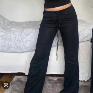 Linnebyxor  -  Jag säljer svarta lågmidjade linnebyxor från hm. Köpta förra sommaren men har inte använts särskilt mycket. Dom är uppsydda för att passa dig som är 160 cm. 