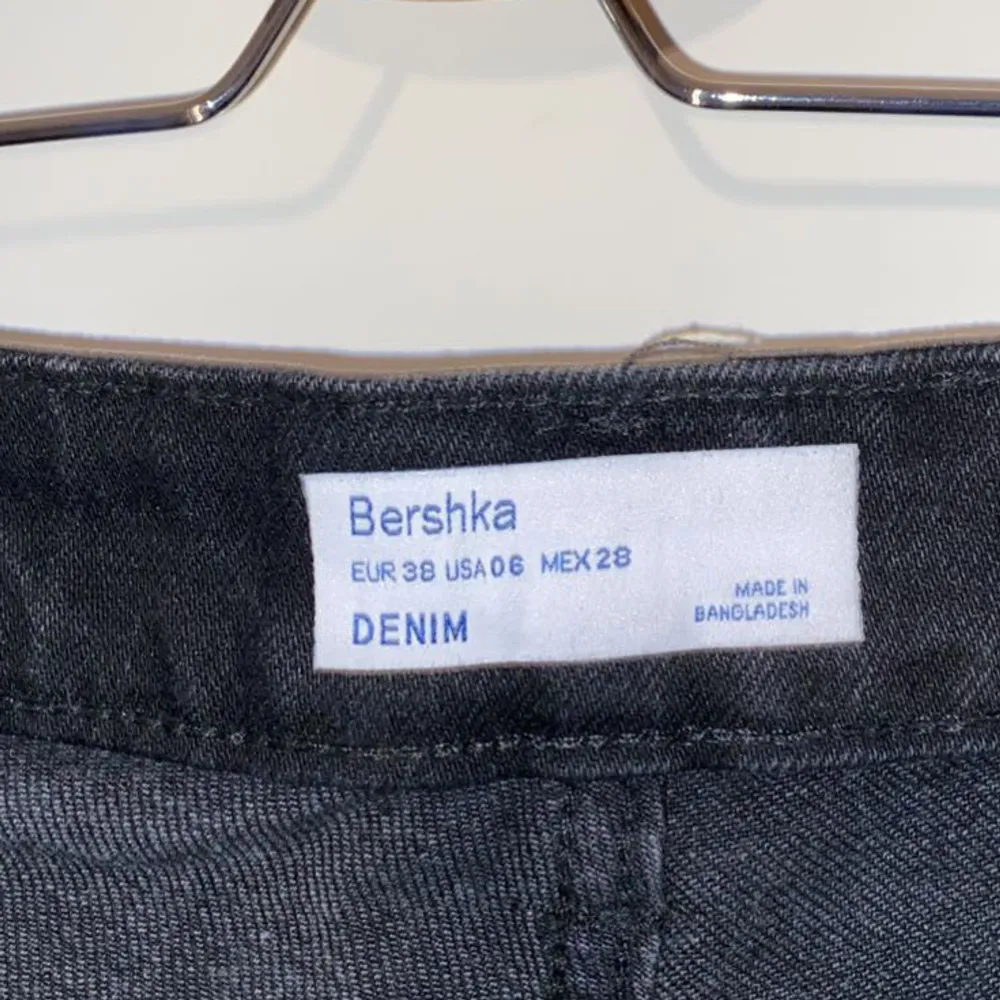 Svarta jeans shorts från Bershka. Oanvända! Storlek 38/M men väldigt tight i storleken.  Kan mötas upp eller frakta Köparen står för frakten.   Skriv för mer bilder eller om det är något ni undrar✨. Shorts.