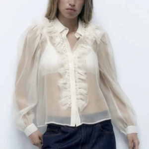 Blus - Säljer denna så fina blus från zara med pärlor vid kragen❤️ den är genomskinlig men är så fin med en bh eller ett vitt linne under ❤️ använd en gång 