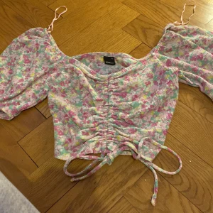 Blommig topp - Blommig sommar topp. Använd fåtal gånger,storlek XS. 