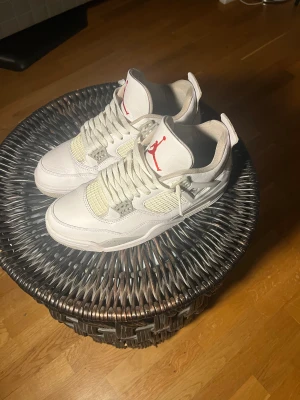 Jordan 4 Oreo white - Hejsan! Säljer nu mina Jordan 4 oreo white, dom köptes förra våren på @blacksheep som då är en reseller, dessa skor har tyvär blivit för små för mig och ligger för det mesta i sko lådan, det finns lite slitage på sulan och det är lite smutsiga sko snören