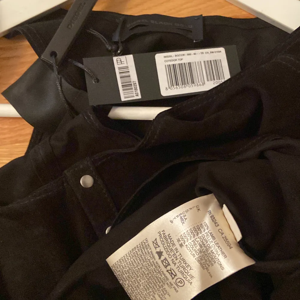 Diesel black gold lamb leather (picture 3) tank top. Has never been work the tag is still on. Comes with an extra button . Toppar.