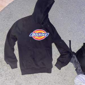 Säljer min Dickies hoodie för den kommer aldrig till användning. Den är i fint skick men bara lite smutsig. Kan tvätta den innan jag postar den. Pris kan diskuteras.