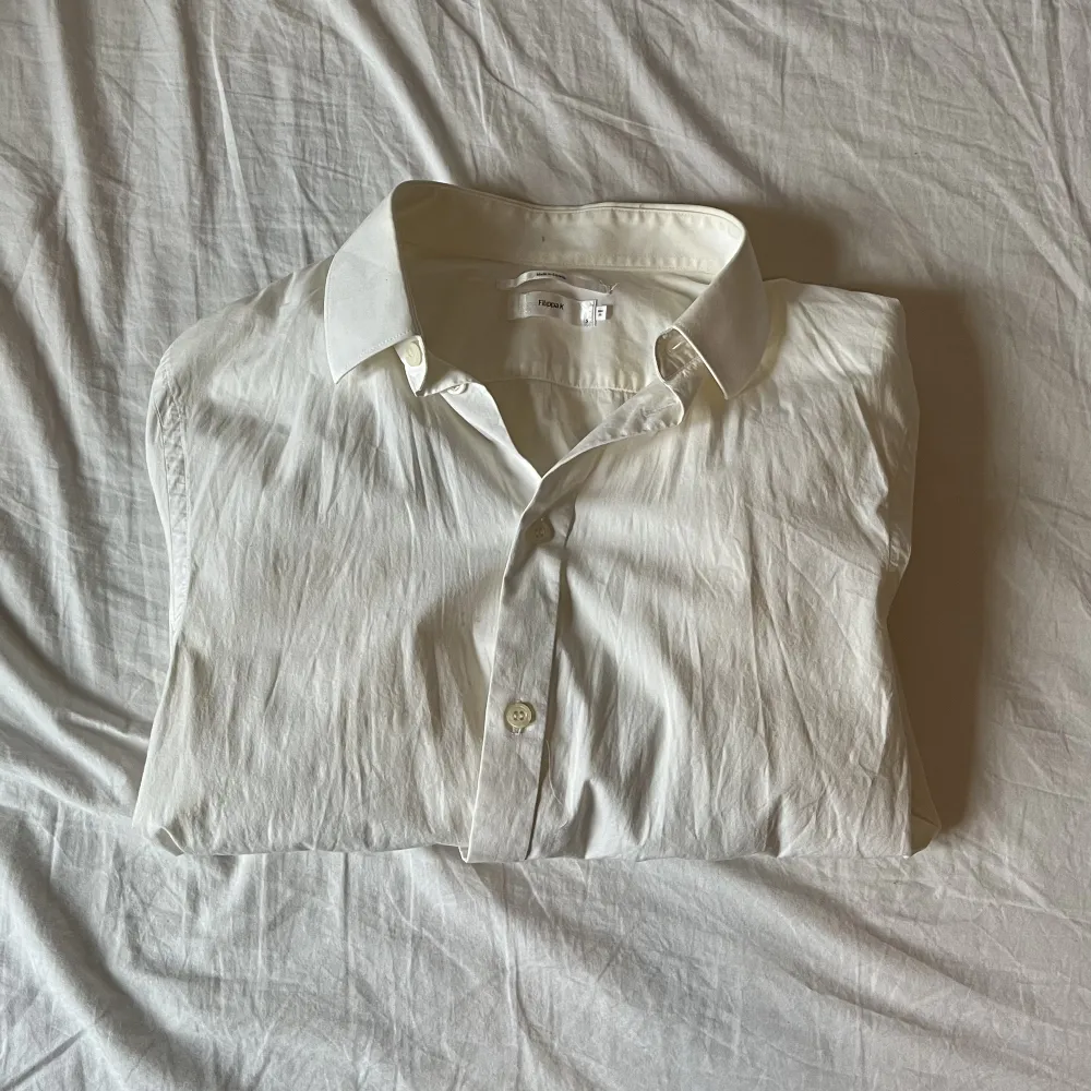 Snygg slim fit skjorta från Filippa K i mycket gott skick! 🤍 perfekt för studenten, skolavslutning eller en finkväll. Innehåller 96% bomull och 4% elastane.. Skjortor.