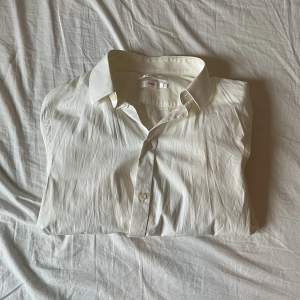 Snygg slim fit skjorta från Filippa K i mycket gott skick! 🤍 perfekt för studenten, skolavslutning eller en finkväll. Innehåller 96% bomull och 4% elastane.