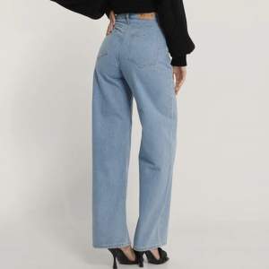 Raka, vida jeans med hög midja från NA-KDs ekologiska reborn collection. Skönt material och väldigt fin blå färg. Perfekt längd för mig som är 172. Säljer för att de inte längre är min stil. Pris kan diskuteras!