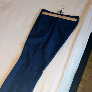 Noa Noa slacks ullmix - Business casual byxa i blått med mönster, 60% polyester 40% ull. 4 Fickor och pressveck, nypris 1499kr