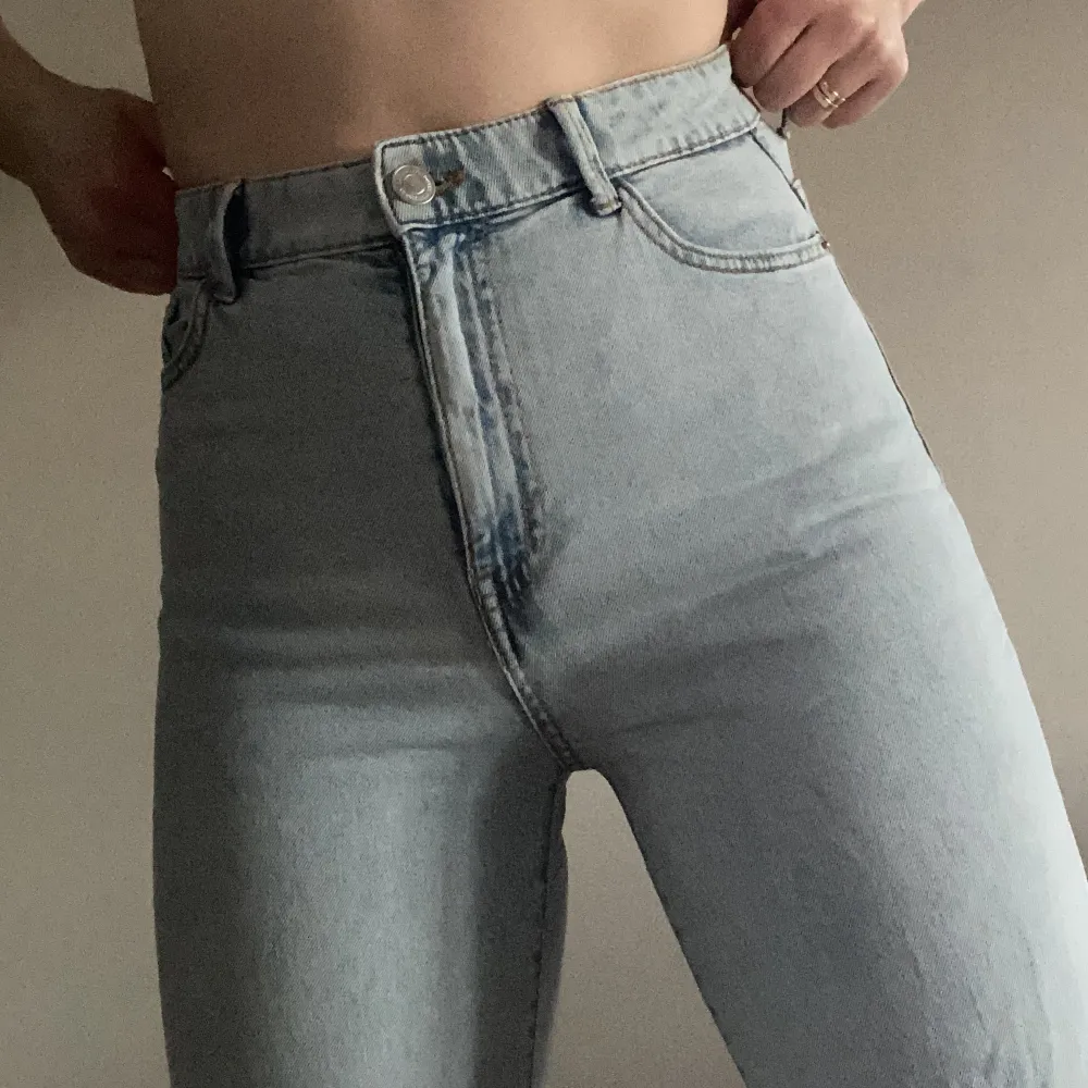 Jeans i ljus tvätt med hög midja och wide leg. Modell ”Hanna”. Sparsamt använda. . Jeans & Byxor.