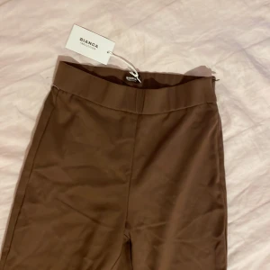 ”everyday pants” bianca x nelly byxor - superfina kostymbyxor från bianca x nelly kollektionen. bekvämt material. byxorna är långa på mig. jag är 157 för referens. för dig som är 170+. storlek 38. nytt skick, oanvänd.